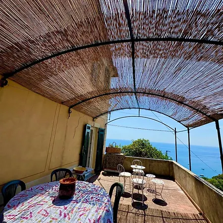 Con Terrazza Vista Mare Nel Borgo Apartmán