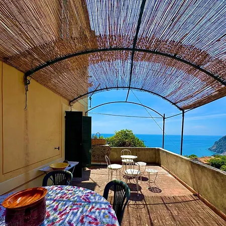 Con Terrazza Vista Mare Nel Borgo Apartmán